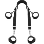 Il Set Bondage Manette e Cavigliere di Fetish Submissive ti offre l'opportunità di esplorare nuove dimensioni di piacere con le sue cinghie regolabili in pelle vegana.