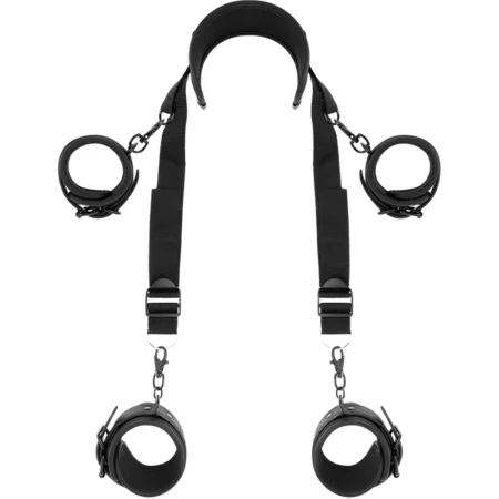 Il Set Bondage Manette e Cavigliere di Fetish Submissive ti offre l'opportunità di esplorare nuove dimensioni di piacere con le sue cinghie regolabili in pelle vegana.