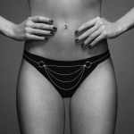 un accessorio intimo elegante che esalta la tua sensualità con una catena corpo regolabile.