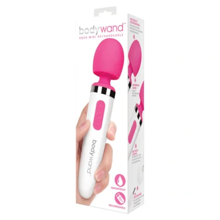 Il Mini Massaggiatore a Bacchetta Ricaricabile Aqua di Bodywand offre un'esperienza di piacere discreta e ricaricabile