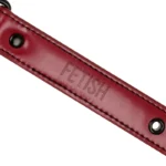 Il Bavaglio a Sfera Traspirante Dark Room di Fetish Submissive offre un'esperienza confortevole grazie alla sua pelle vegana di alta qualità.