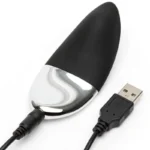 Fifty Shades Of Grey Relentless Vibrations vibratore per mutandine con telecomando per una stimolazione clitoridea discreta e lussuosa.