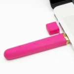 Il vibratore Flex Crave offre un piacere personalizzato con la sua punta flessibile e 12 schemi di vibrazione.