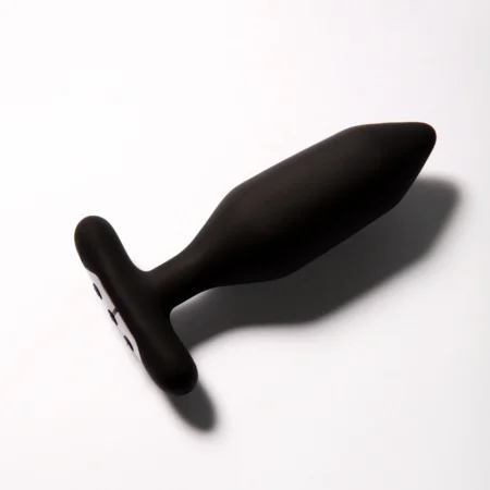 Je Joue Onyx Vibrating Butt Plug for Strong Sensations A high-quality image of the Weighted vibrating butt plug with remote.