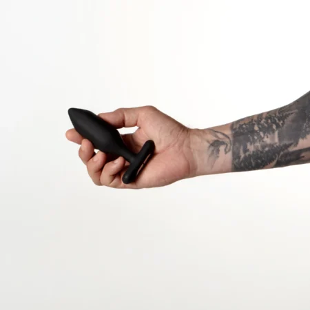 Je Joue Onyx Vibrating Butt Plug for Strong Sensations A high-quality image of the Weighted vibrating butt plug with remote.