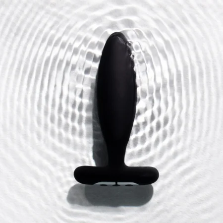 Je Joue Vesta Vibrating Butt Plug With Remote Control - Ideal for Beginners A high-quality image of the vibrating butt plug ideal for beginners.