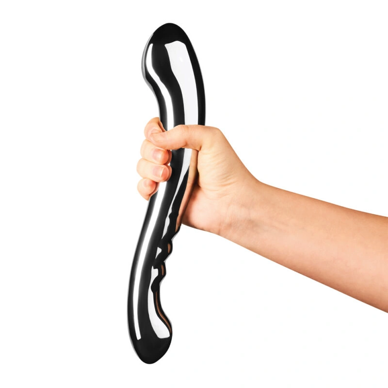 Il Wand Contour in acciaio inox Le Wand offre una stimolazione intensa grazie alla sua robusta costruzione in acciaio.