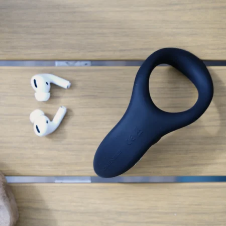 Diamo di Lovense offre un'esperienza unica come anello vibrante controllato da remoto per momenti indimenticabili.