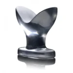 Il Plug Anale Trasparente con Base a Ventosa di Master Series offre una stimolazione sicura per principianti e utenti esperti.