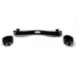 intensificando le dinamiche di potere con i suoi manette BDSM.