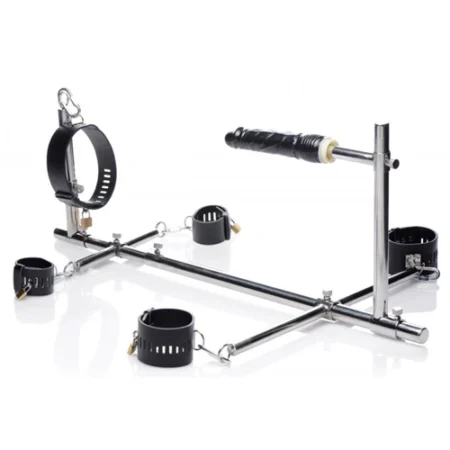 Il Master Series Stockade in Metallo con Dildo offre un'esperienza di arredi bondage completamente regolabile.