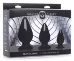 Il Set di Plug Anali Triple Cones di Master Series offre una stimolazione sicura e confortevole grazie al suo design raffinato.