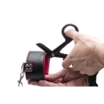 Le forbici di sicurezza bondage Ouch! offrono un'esperienza di gioco sicura e consensuale grazie alla loro precisione e design robusto.