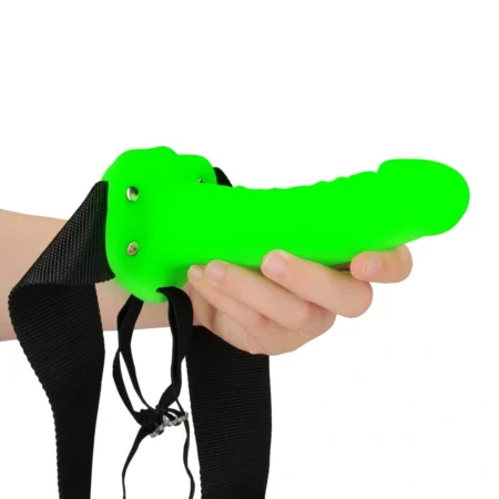 Scopri l'imbracatura strap-on realistica fluorescente di Ouch! per un'esperienza di gioco intimo che brilla al buio.