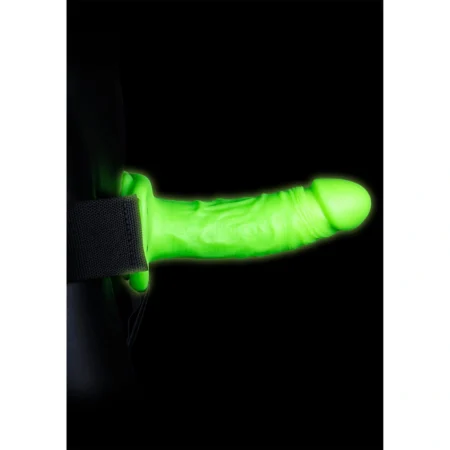 Scopri l'imbracatura strap-on realistica fluorescente di Ouch! per un'esperienza di gioco intimo che brilla al buio.