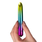 Il vibratore bullet Prism di Rocks-off offre una stimolazione di precisione per un piacere sensuale in ogni momento.