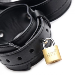 L'imbrago bondage con serrature Frog-tie di Strict offre un'esperienza regolabile per esplorare il BDSM con comfort e controllo.