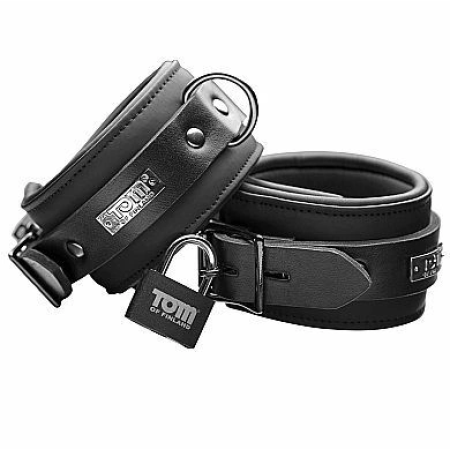Le Cavigliere in Neoprene con Lucchetto di Tom Of Finland offrono comfort e sicurezza per sessioni di bondage prolungate.